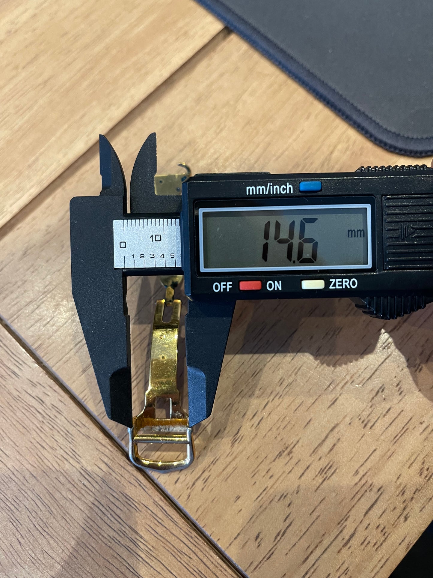CARTIER FOLD CLAPS