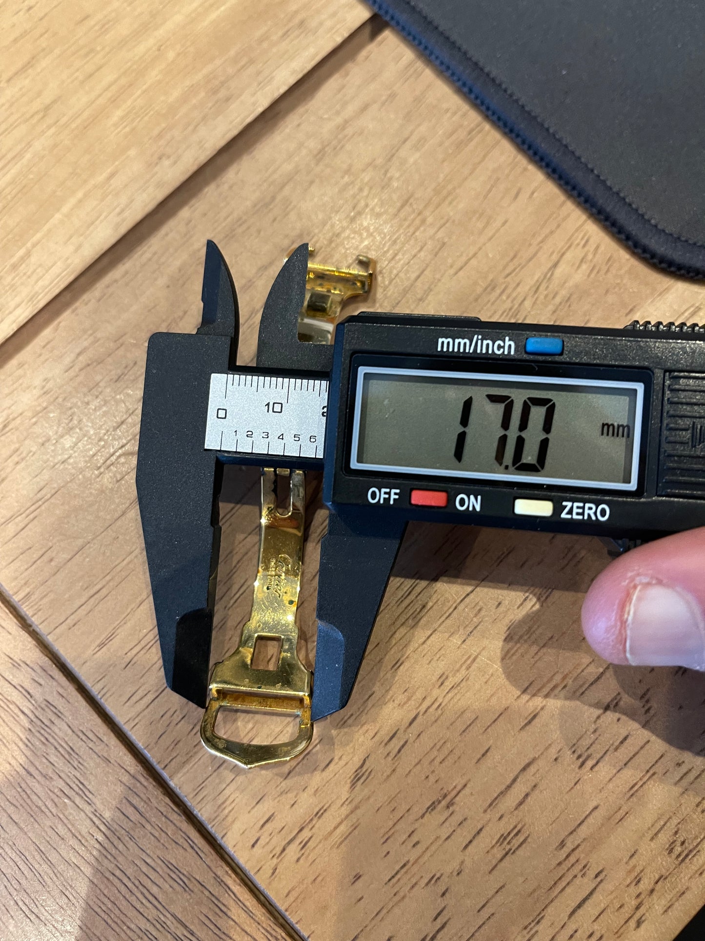 CARTIER FOLD CLAPS